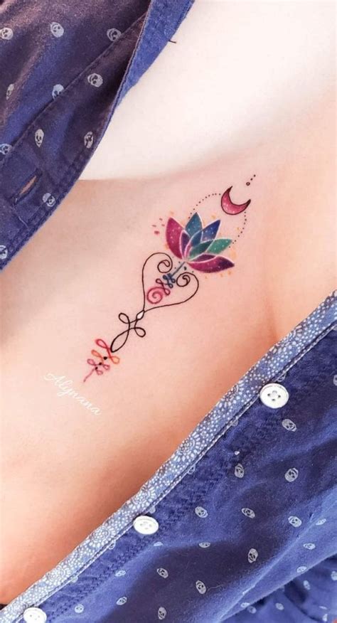 tatuajes entre los pechos para mujer|Tatuajes en el pecho para mujeres